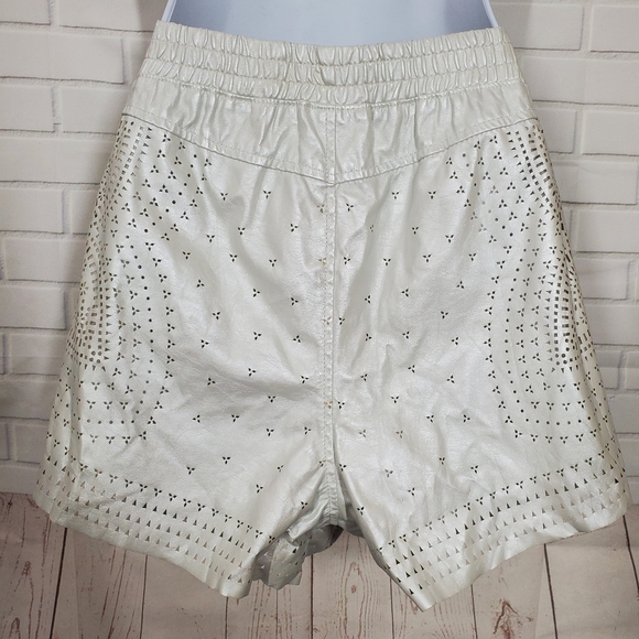 Blank NYC Pearl White Filigree Faux Leather Short - Picture 5 of 11
